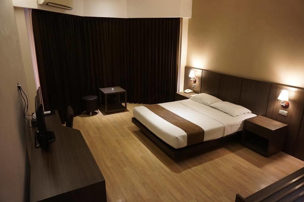 Grand Kecubung Hotel Pangkalanbuun Eksteriør bilde